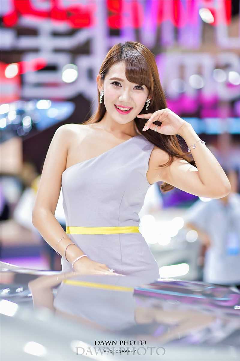 精选制服黑丝车模户外迷人图册